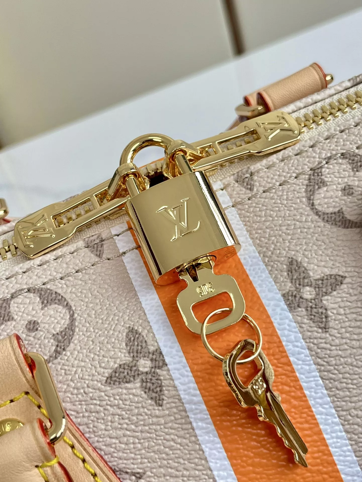 Louis Vuitton Speedy Bandouliere 25 Beige/Ocher - ReplicaBags.is - Image 8