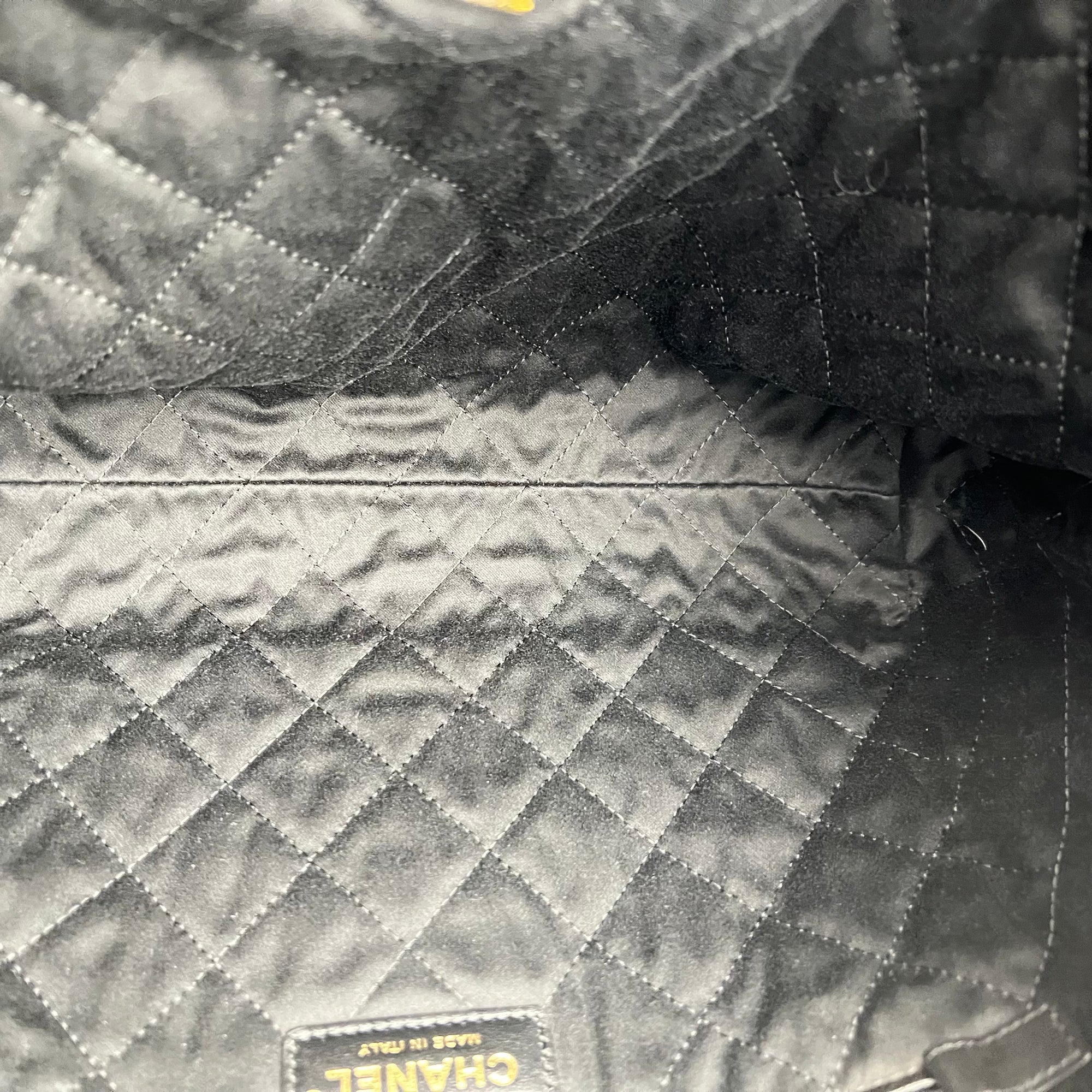 22 Tote Tote Bag Small Black in Calfskin, Gold hardware - Image 12