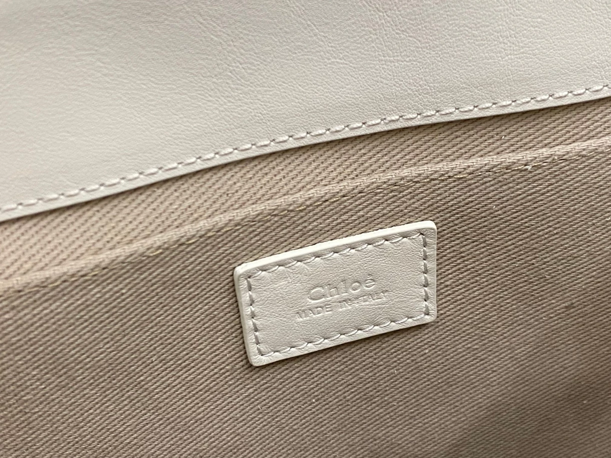 Chloé Small Woody Tote Bag Smooth Calfskin With Chloé Logo - MB013 - Image 6