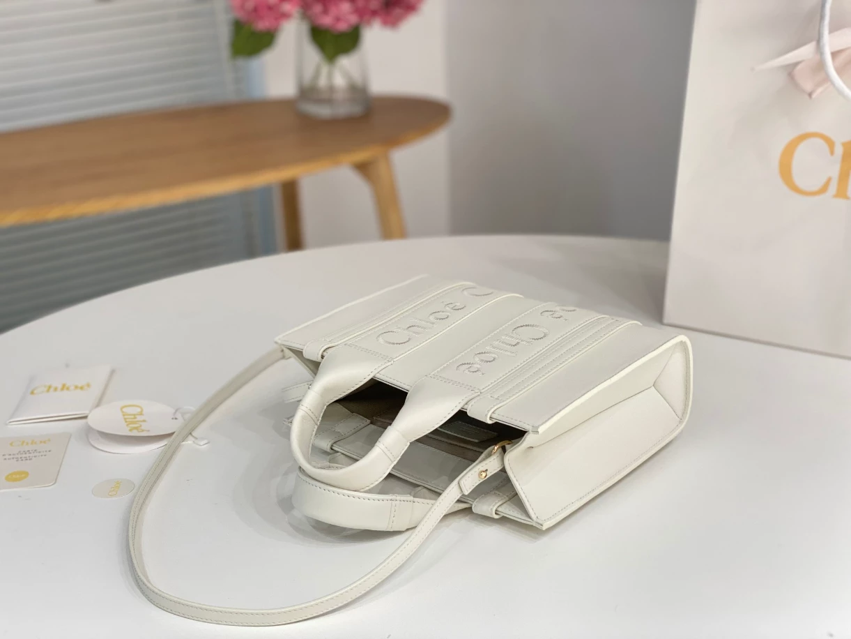 Chloé Small Woody Tote Bag Smooth Calfskin With Chloé Logo - MB013 - Image 9