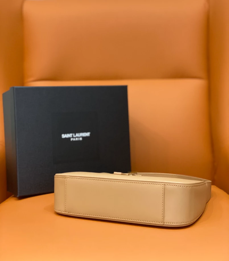 LE 5 à 7 in smooth leather bag - Image 9