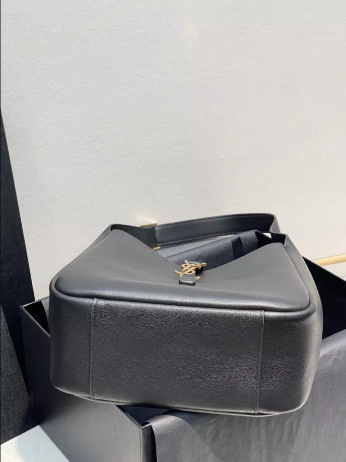 Le 5 à 7 Supple Small in grained leather Bag - Image 11