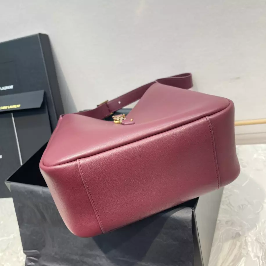 Le 5 à 7 Supple Small in grained leather Bag - Image 11