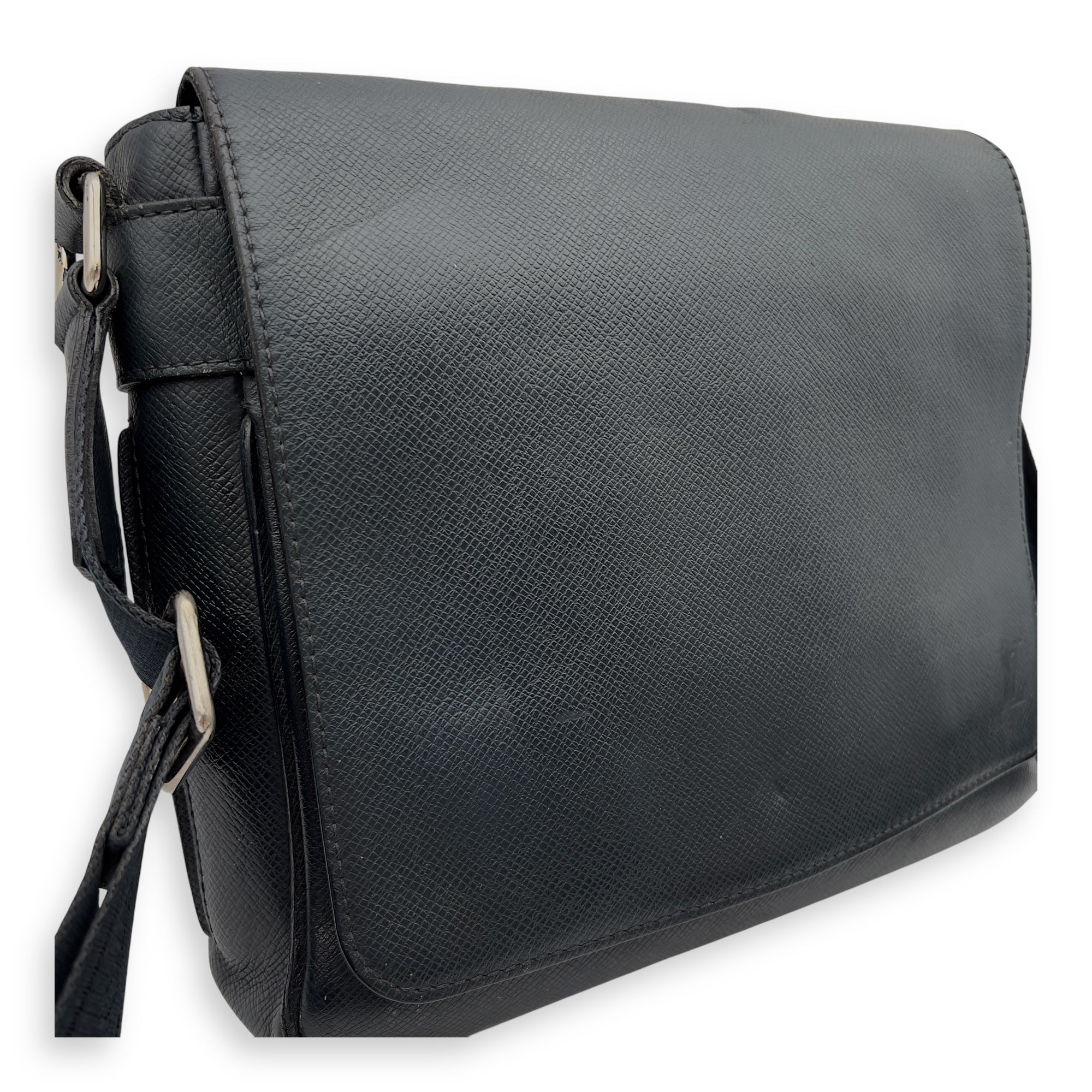 Taiga Messenger Black in Calfskin, Silver hardware - Image 11