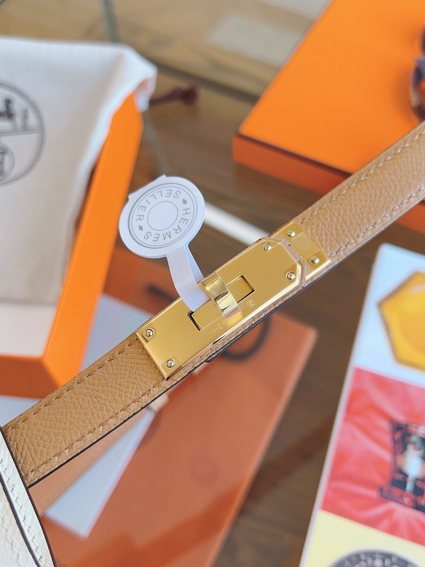 Hermes Kelly Pocket 18 Belt in Biscuit and White Epsom Calfkin - Image 9