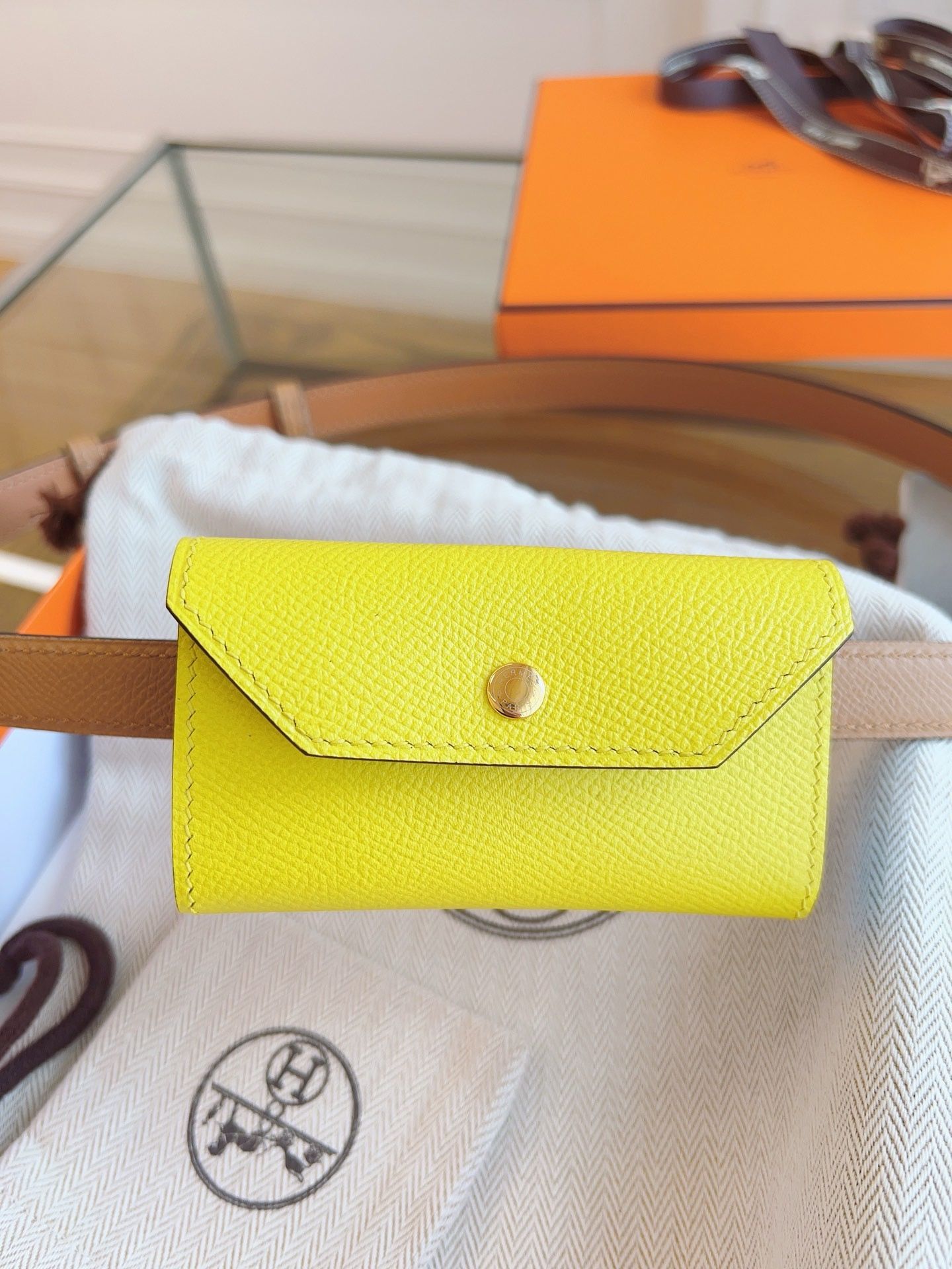 Hermes Kelly Pocket 18 Belt in Biscuit and Soufre Epsom Calfkin - Image 4