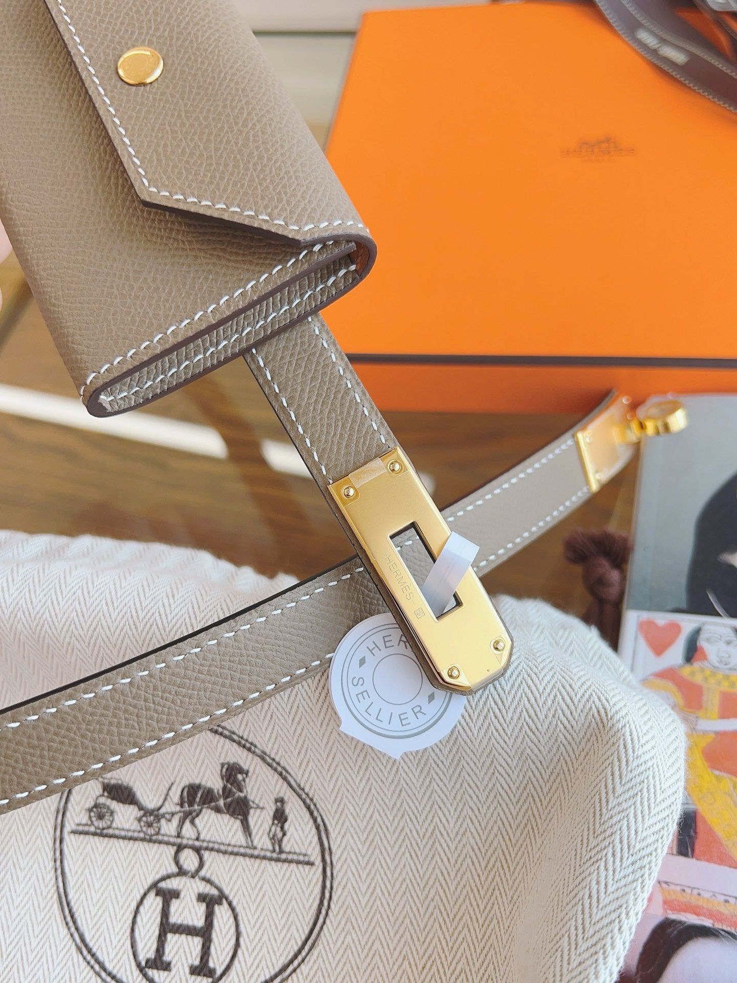 Hermes Kelly Pocket 18 Belt in Etoupe Epsom Calfkin - Image 7