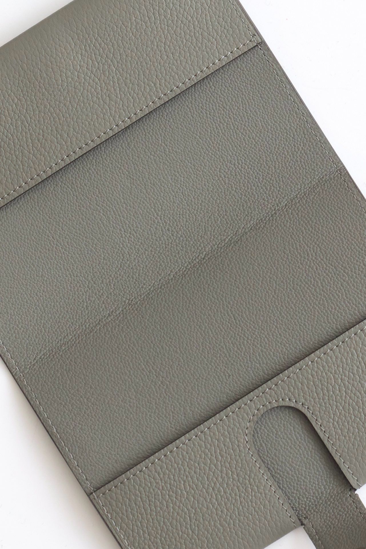 Hermes R.M.S Passport Holder in Gris Meyer Evercolor Calfskin - Image 10