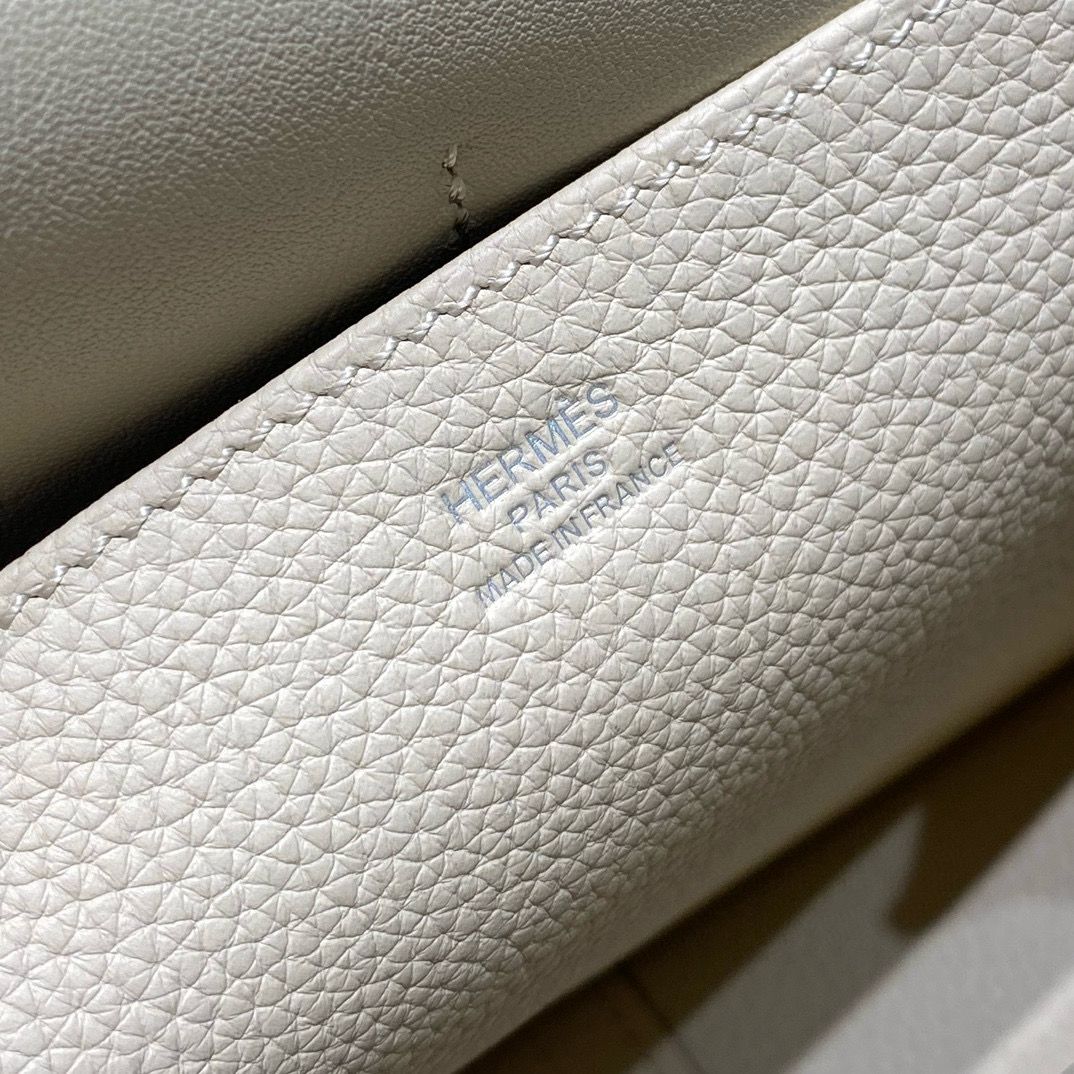 Hermes Halzan 25 Bag in Craie Clemence Leather - Image 6