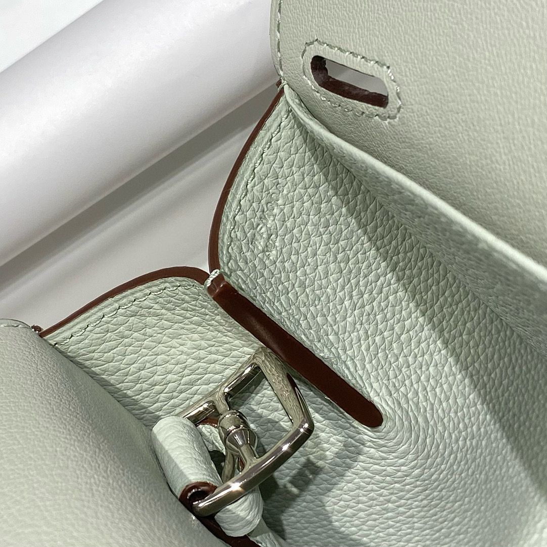 Hermes Halzan 25 Bag in Vert Fizz Clemence Leather - Image 8