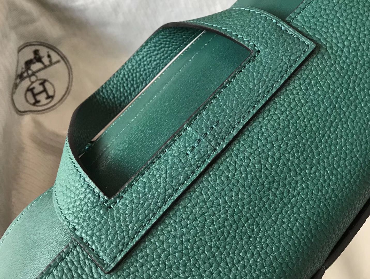 Hermes Halzan 31cm Bag In Malachite Clemence Leather - Image 5