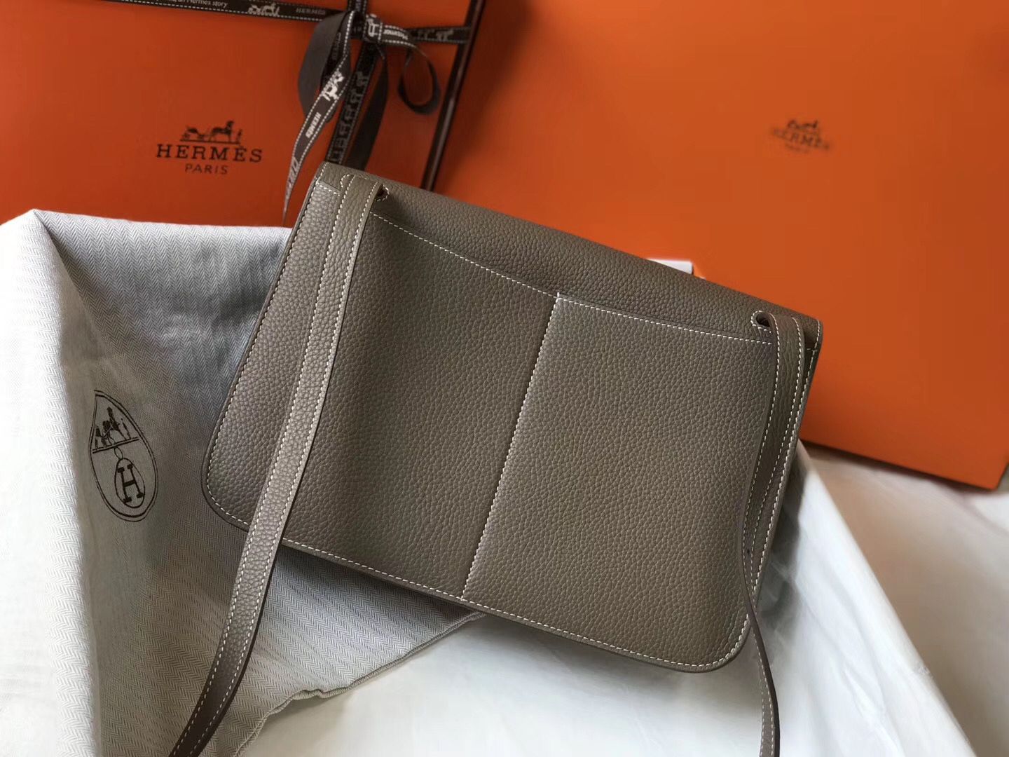 Hermes Halzan 31cm Bag In Taupe Clemence Leather - Image 3