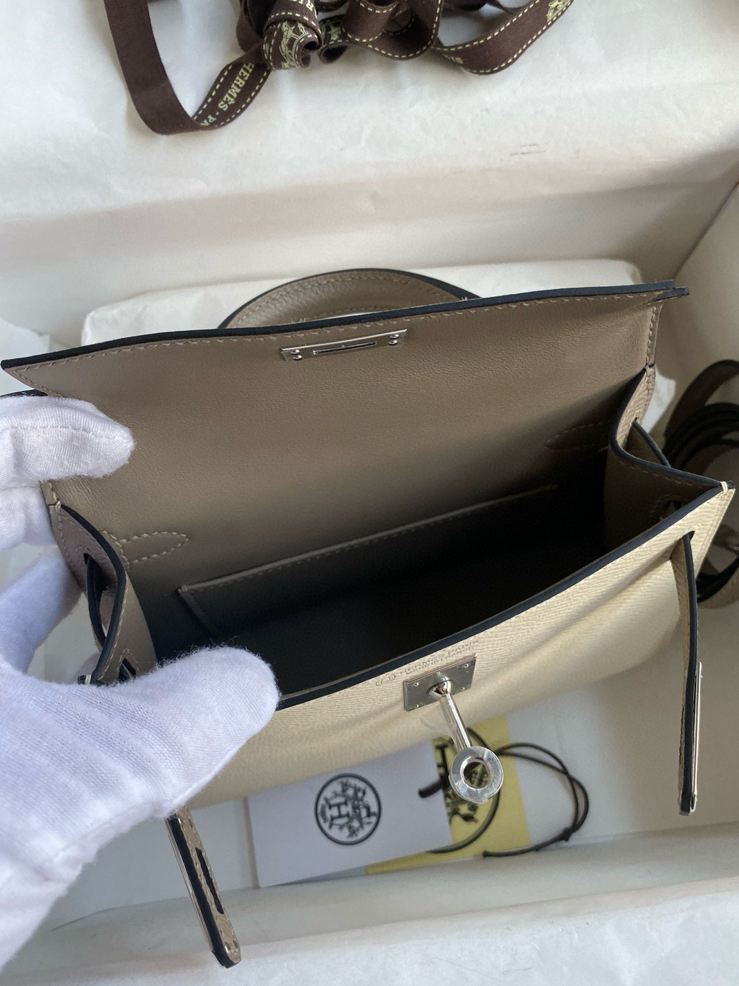 Hermes Kelly Mini II Sellier Bicolor Handmade Bag in Craie and Gris Asphalt Epsom Calfskin - Image 10