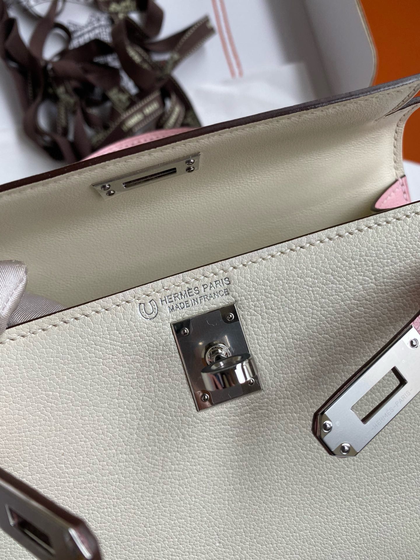 Hermes Kelly Mini II Sellier Bicolor Handmade Bag in Nata and Rose Sakura Chevre Mysore Leather - Image 9