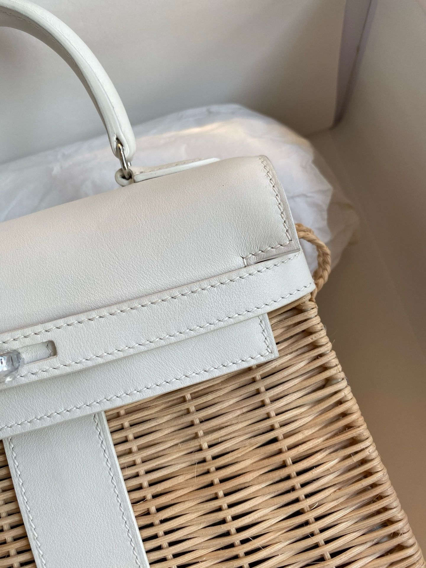 Hermes Picnic Kelly Mini 20 Bag in Wicker and White Swift Calfskin - Image 4