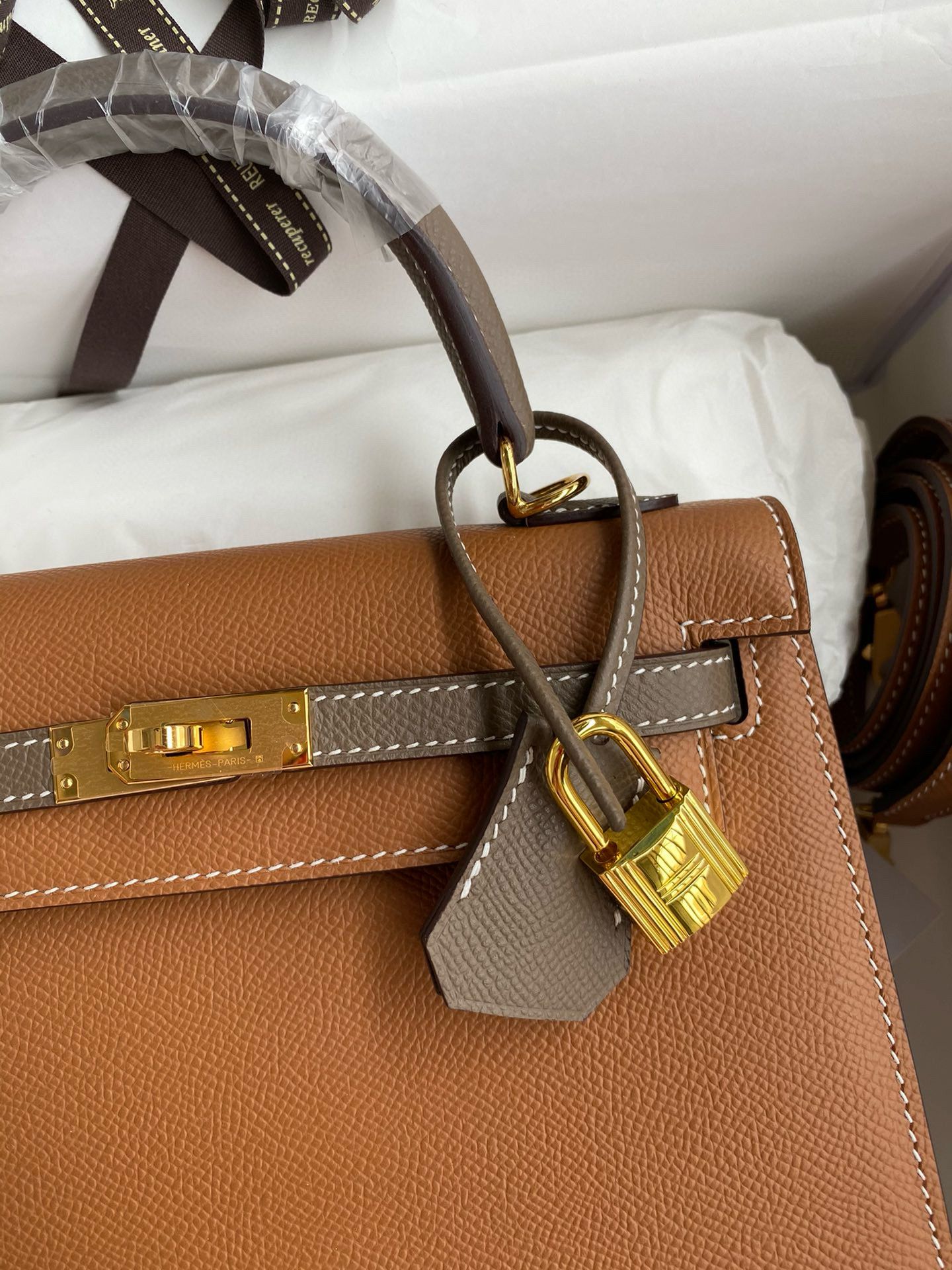 Hermes HSS Kelly Sellier 25 Bicolor Bag in Gold and Taupe Epsom Calfskin - Image 4