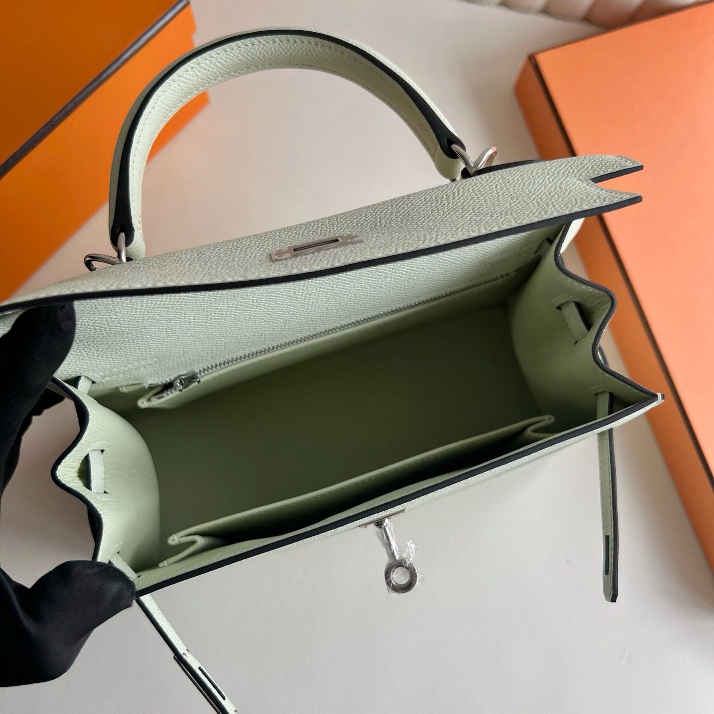 Hermes Kelly Sellier 25 Handmade Bag in Vert Fizz Epsom Calfskin - Image 4