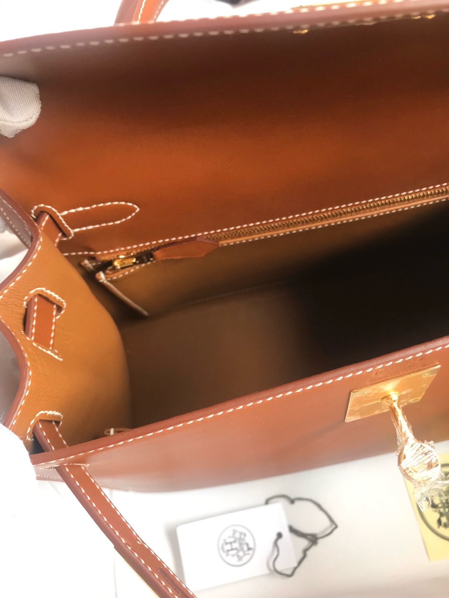 Hermes Kelly Sellier 28 Handmade Bag In Gold Barenia Calfskin - Image 10