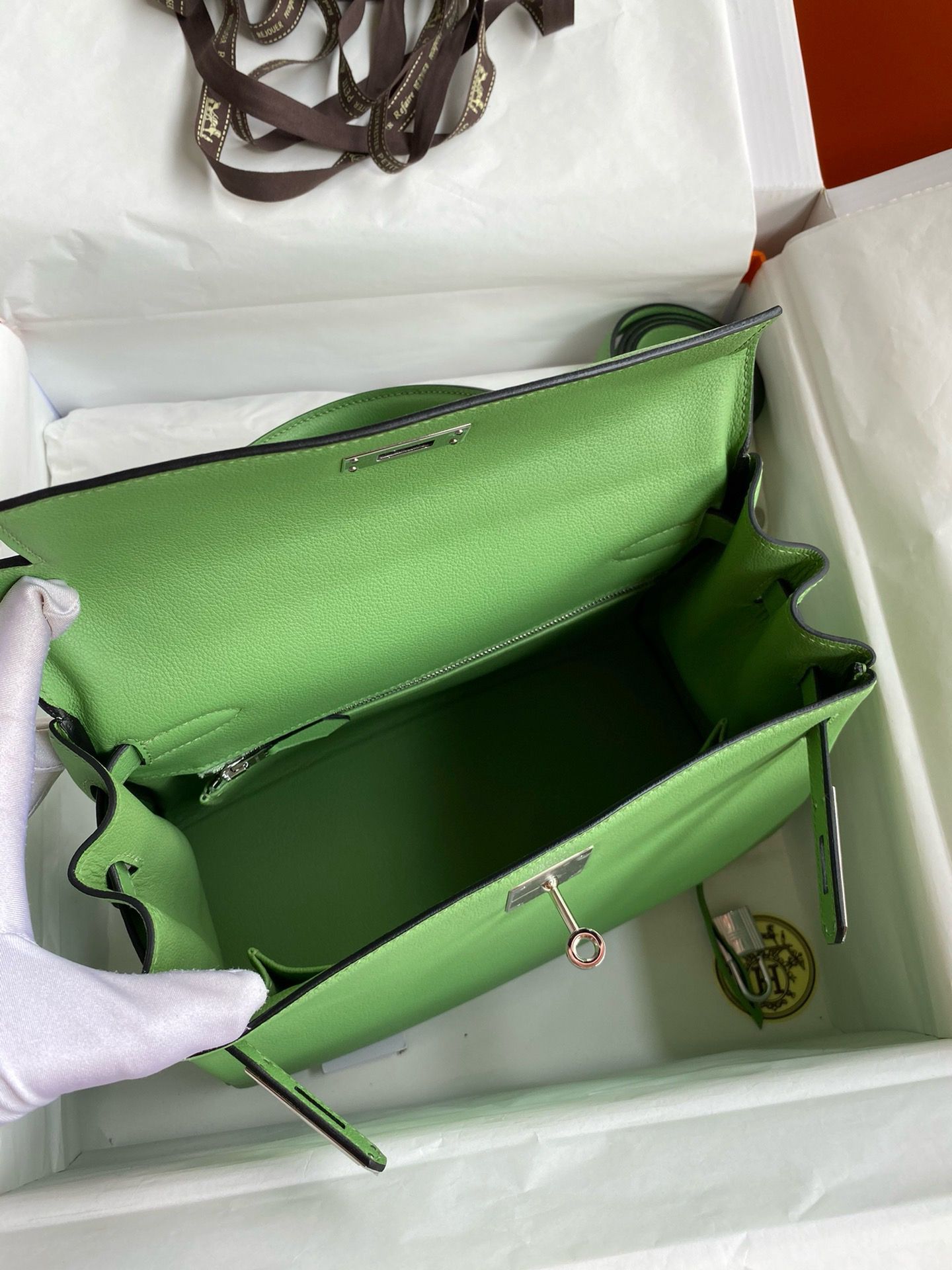 Hermes Kelly Retourne 28 Handmade Bag in Vert Criquet Evercolor Calfskin - Image 9