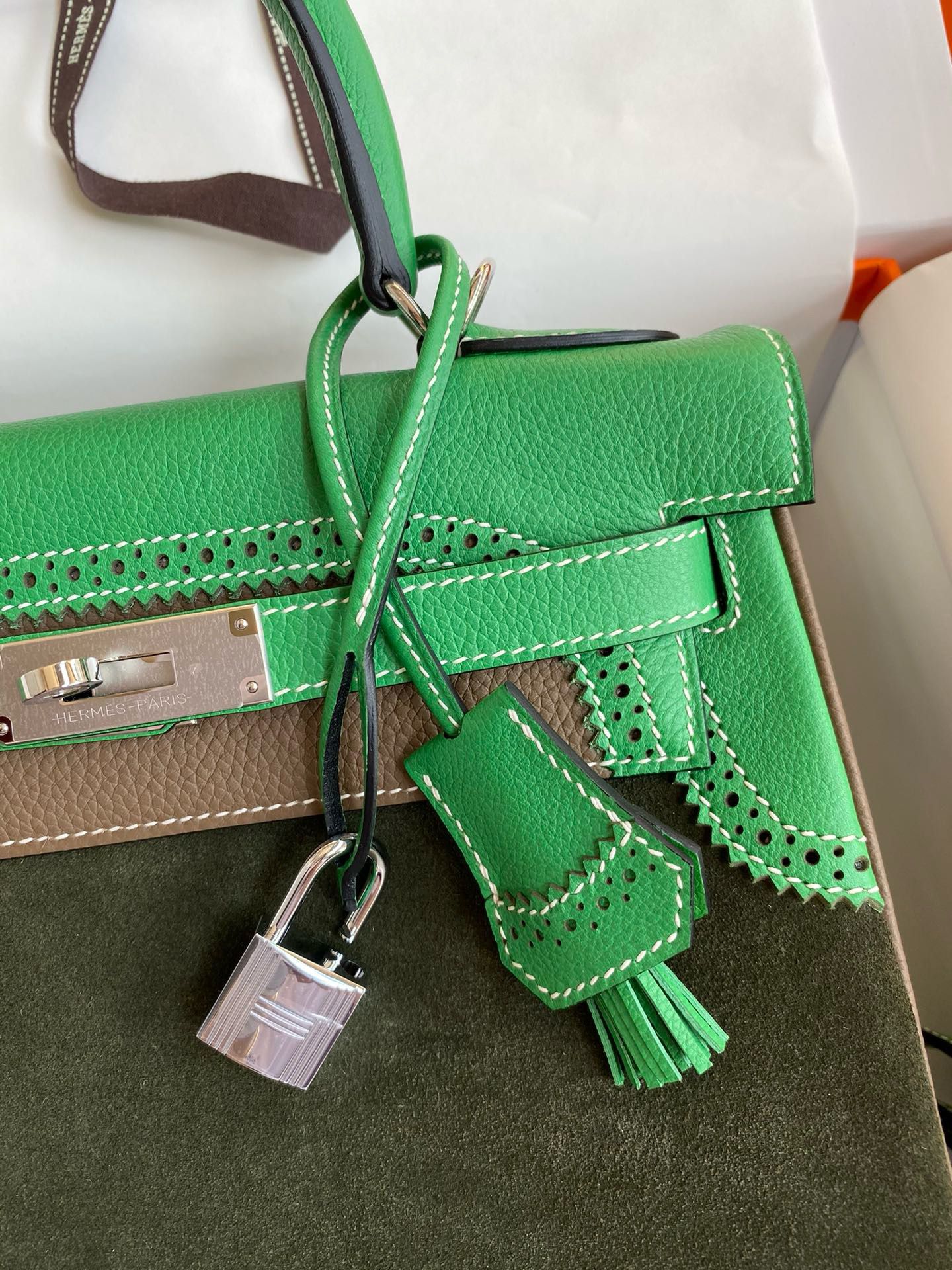 Hermes Kelly 28 Ghillies Grizzly Bag in Bambou Evercolor and Olive Veau Doblis - Image 4