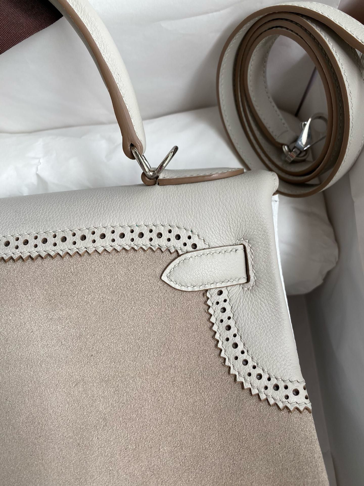 Hermes Kelly 28 Ghillies Grizzly Bag in Pearl Grey Evercolor and Grey Veau Doblis - Image 5