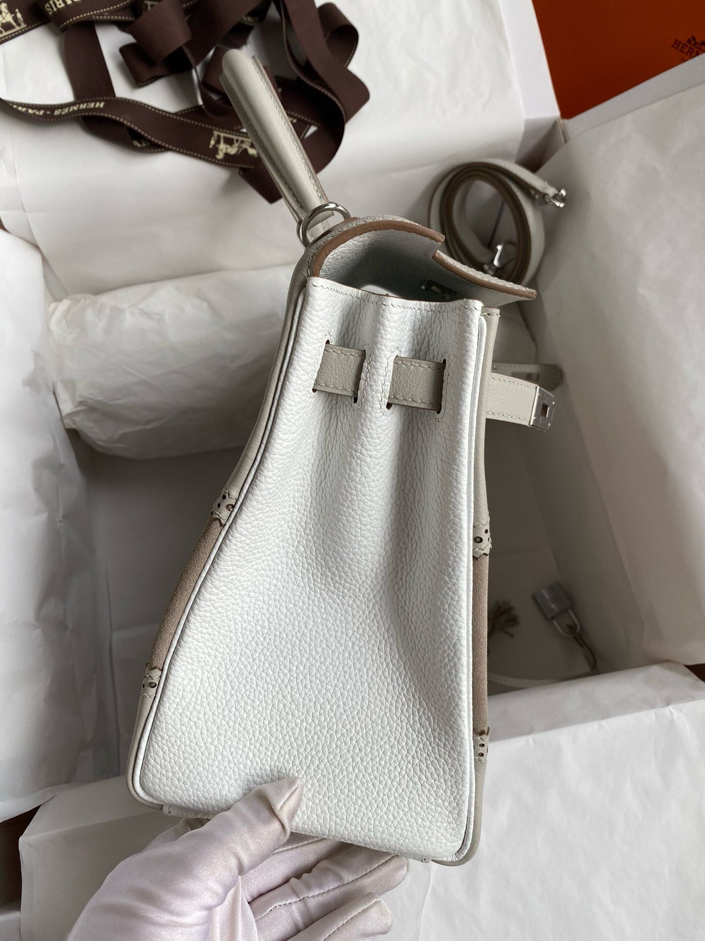 Hermes Kelly 28 Ghillies Grizzly Bag in Pearl Grey Evercolor and Grey Veau Doblis - Image 6