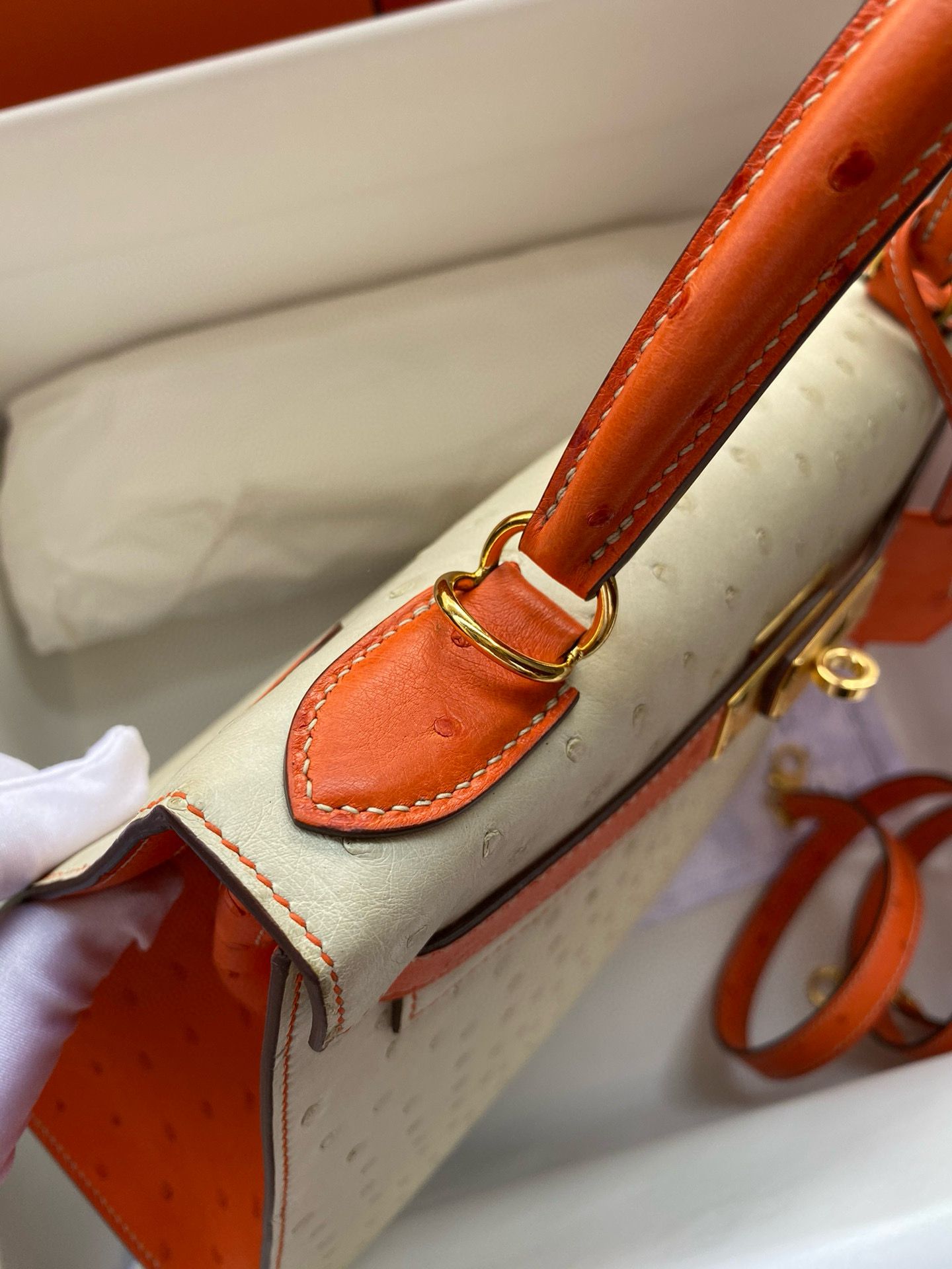 Hermes HSS Kelly 28 Bicolor Bag in Parchemin and Orange Ostrich Leather - Image 6