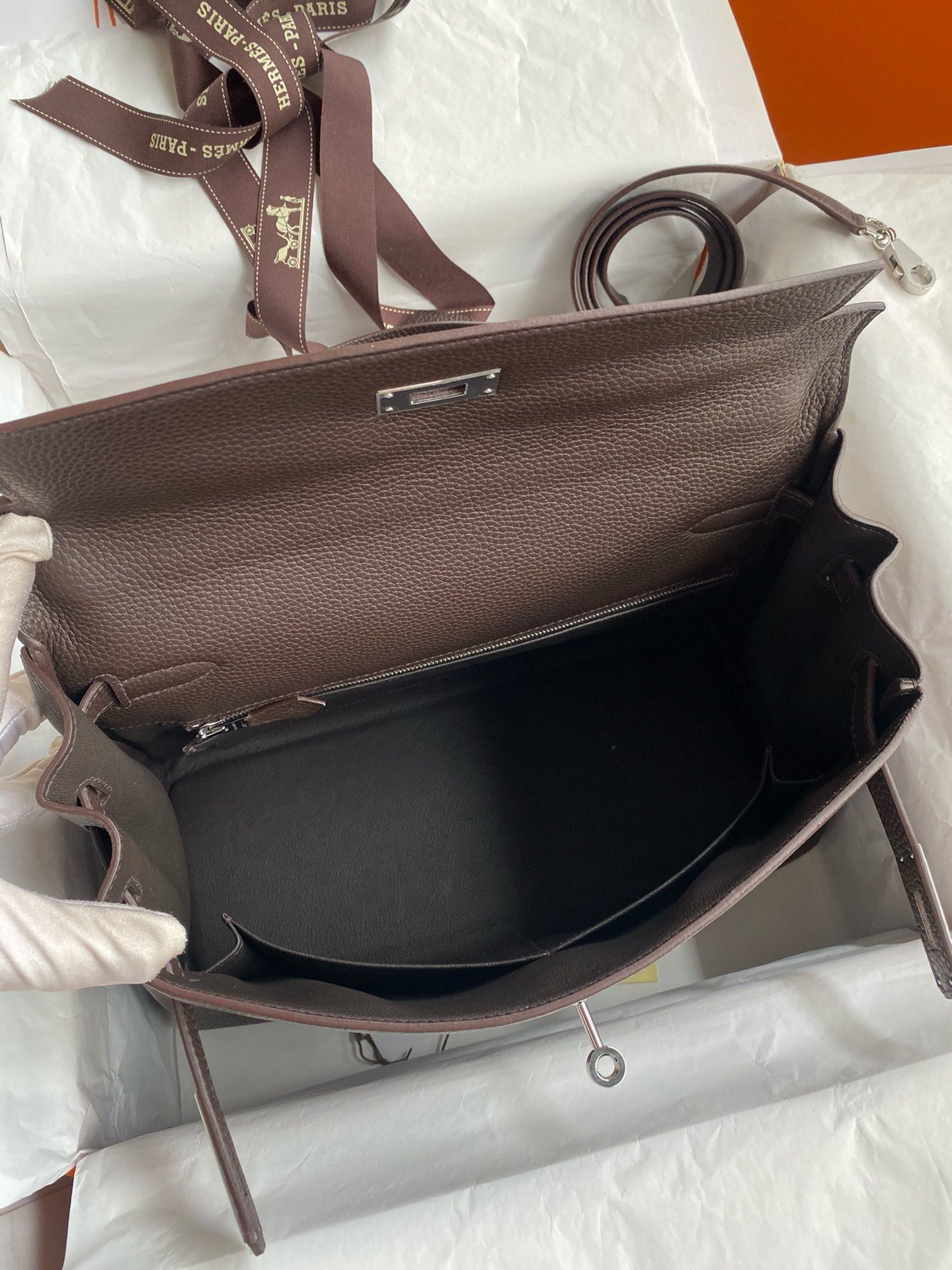 Hermes Kelly Retourne 32 Handmade Bag in Chocolat Clemence Leather - Image 9