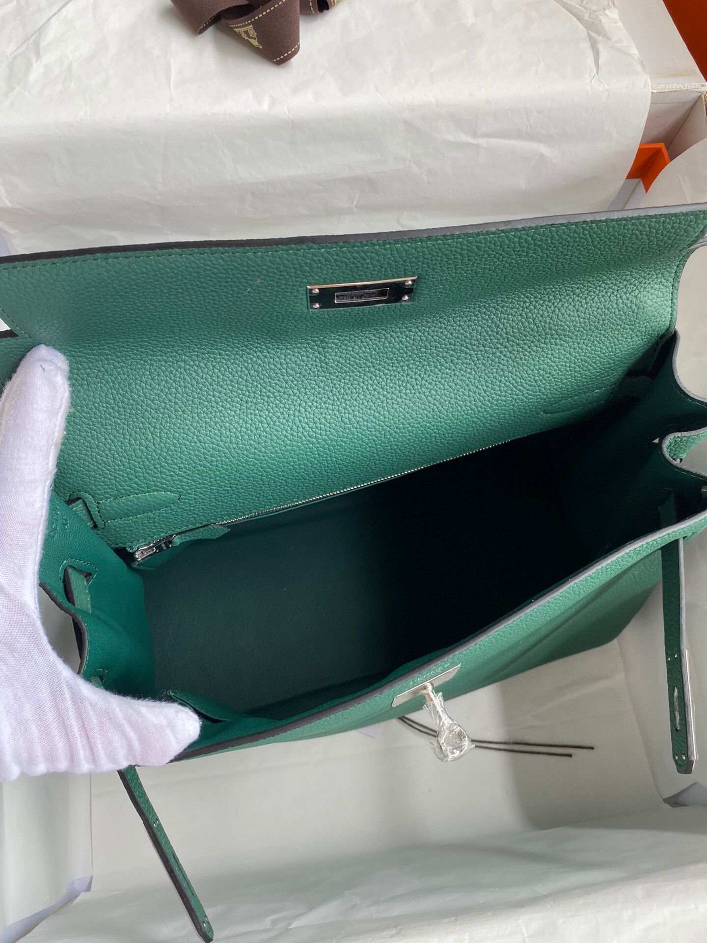 Hermes Kelly Retourne 32 Handmade Bag In Malachite Clemence Leather - Image 9