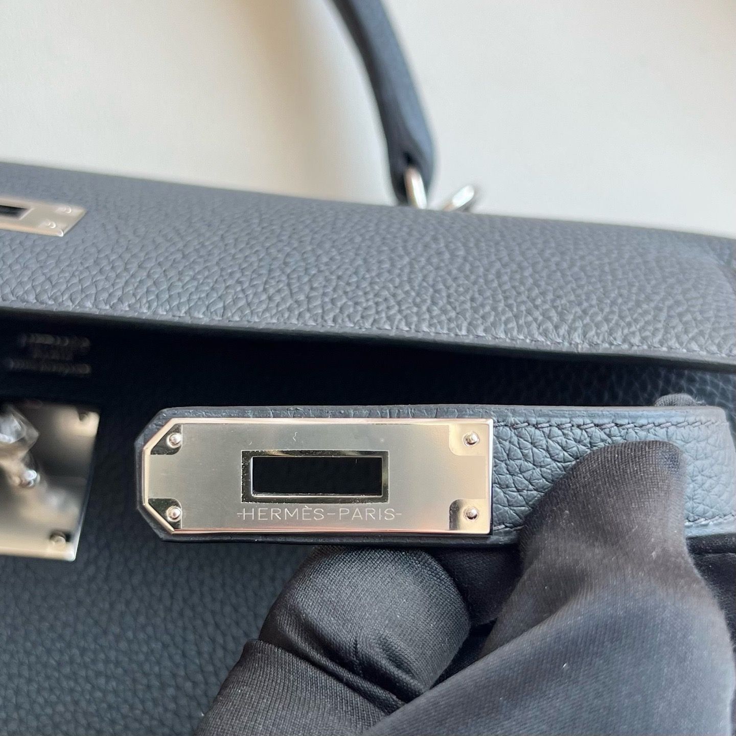 Hermes Kelly Retourne 35 Handmade Bag in Gris Misty Clemence Leather - Image 3