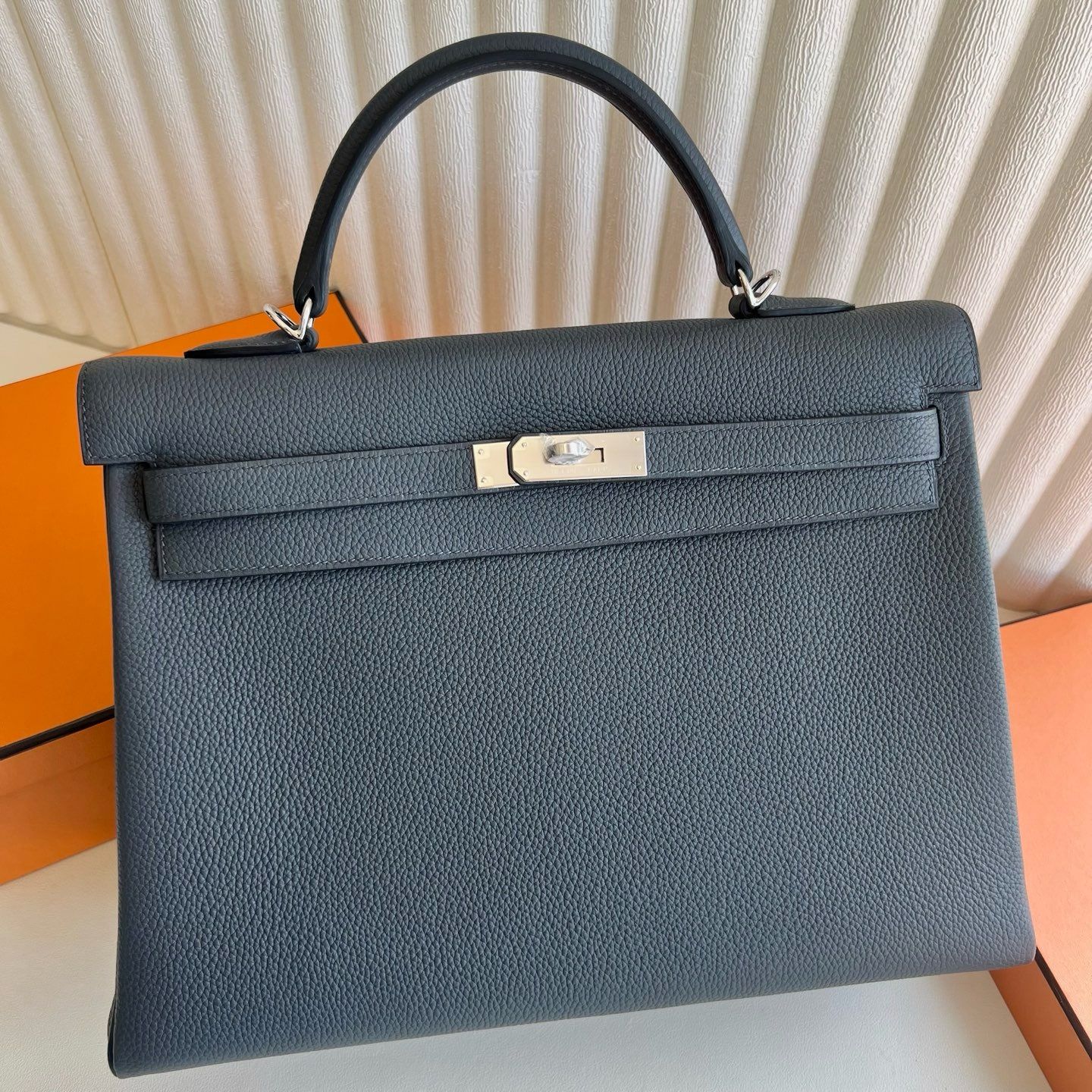 Hermes Kelly Retourne 35 Handmade Bag in Gris Misty Clemence Leather - Image 5