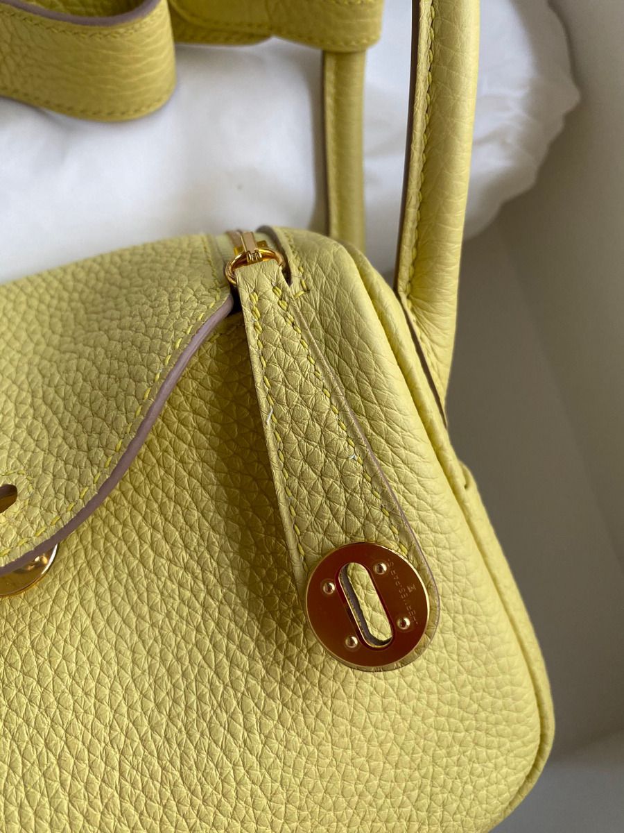 Hermes Mini Lindy Handmade Bag In Jaune Poussin Clemence Leather - Image 4