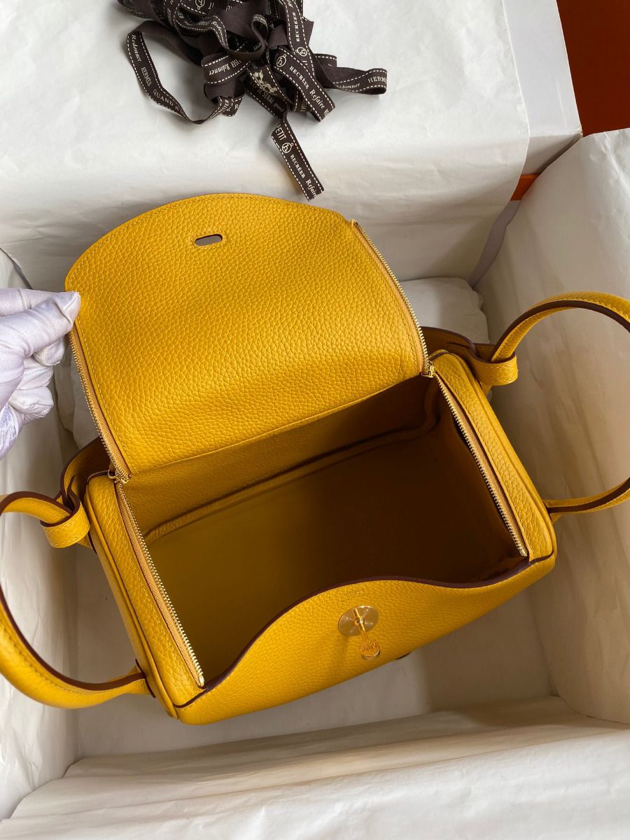 Hermes Lindy 26 Handmade Bag In Jaune Ambre Clemence Leather - Image 9