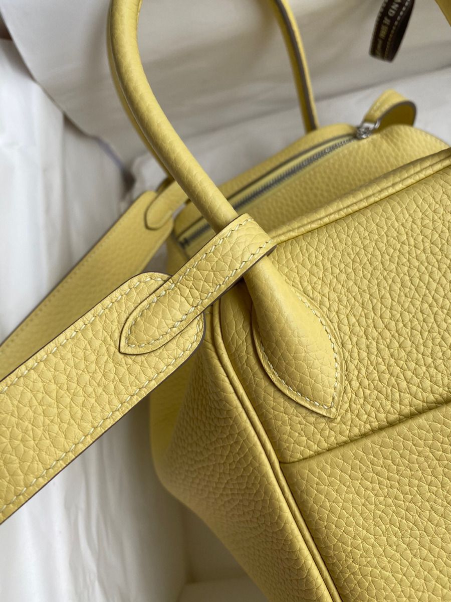 Hermes Lindy 26 Handmade Bag In Jaune Poussin Clemence Leather - Image 5