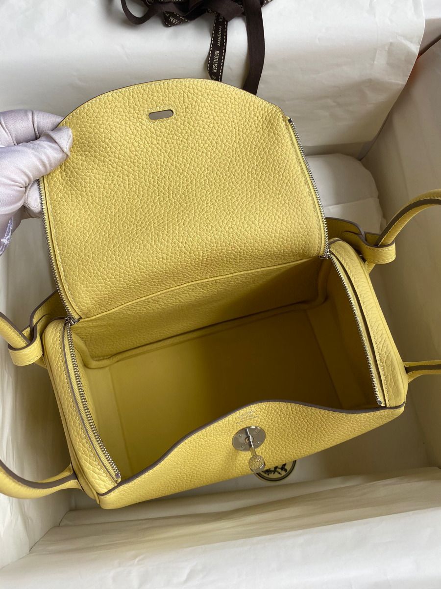 Hermes Lindy 26 Handmade Bag In Jaune Poussin Clemence Leather - Image 9