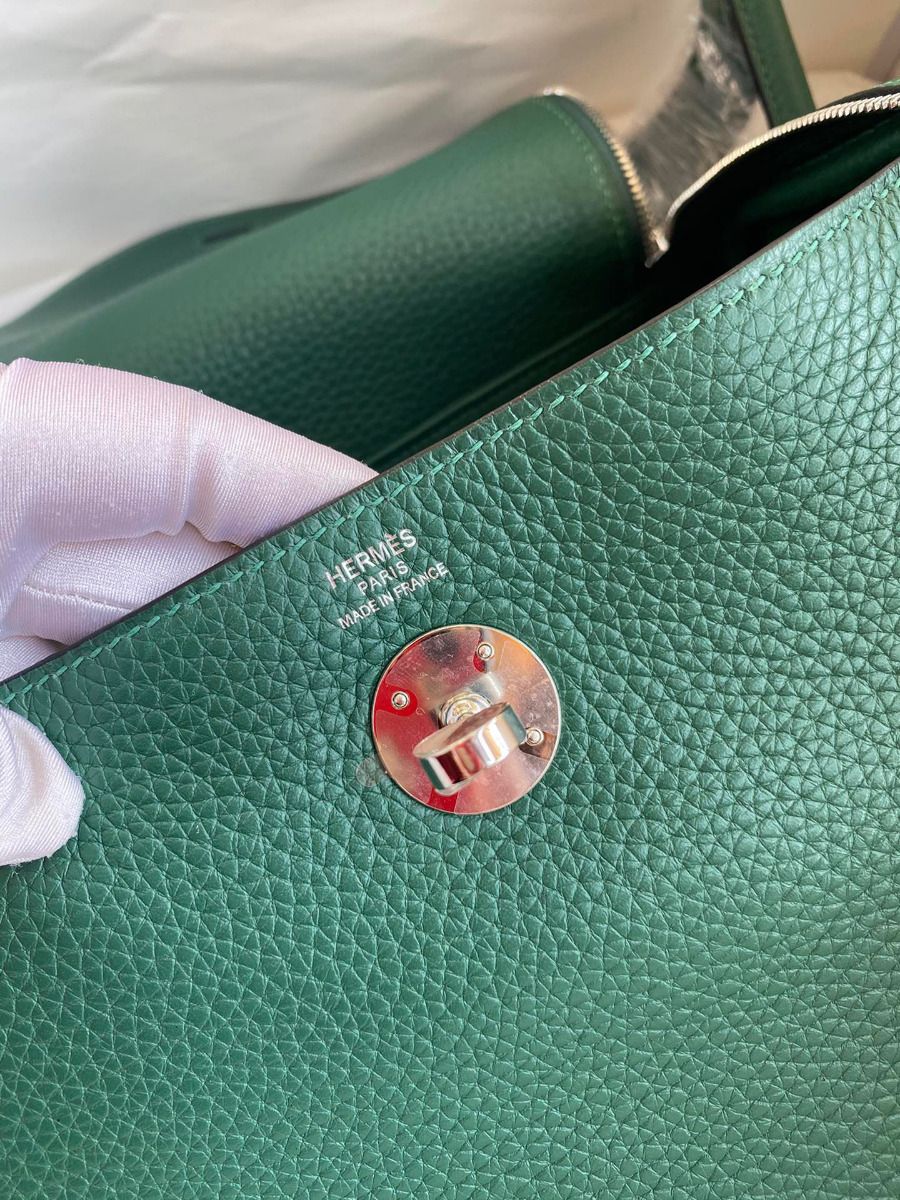 Hermes Lindy 26 Handmade Bag In Malachite Clemence Leather - Image 10