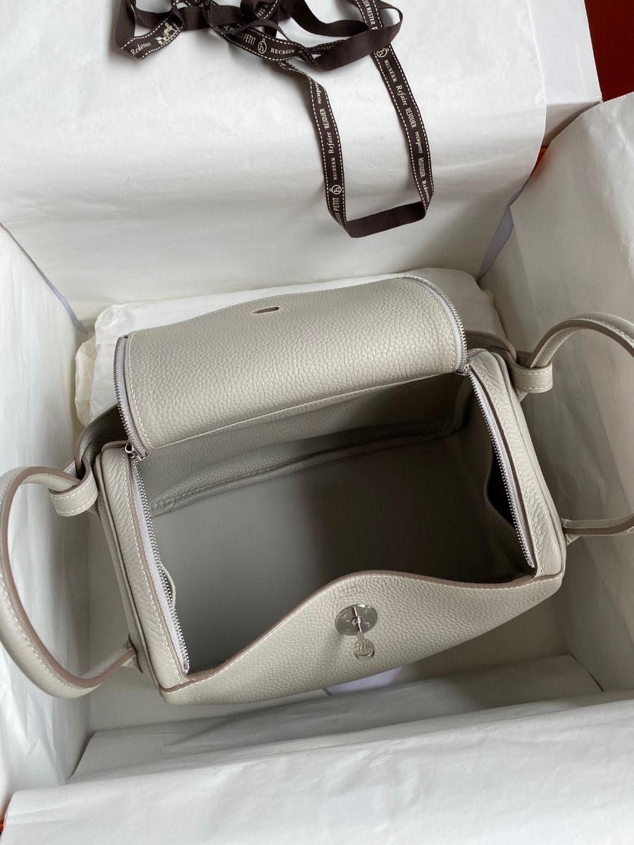Hermes Lindy 26 Handmade Bag In Pearl Grey Clemence Leather - Image 9