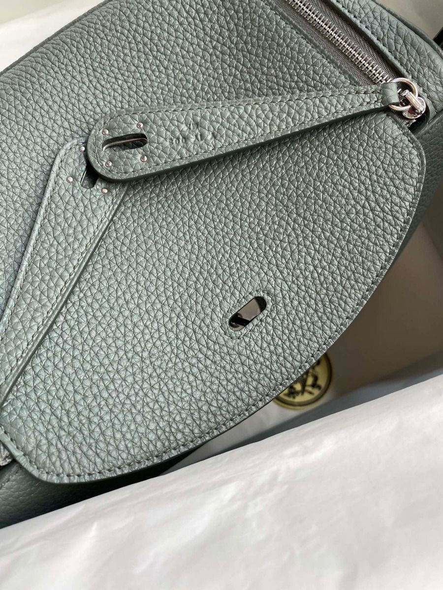Hermes Lindy 26 Handmade Bag In Vert Amande Clemence Leather - Image 7