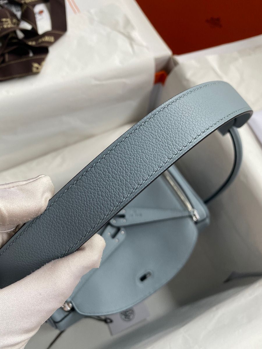 Hermes Lindy 26 Handmade Bag In Blue Lin Evercolor Leather - Image 8