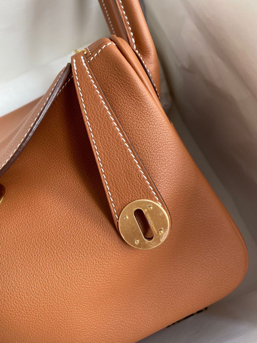 Hermes Lindy 26 Handmade Bag In Gold Evercolor Leather - Image 4