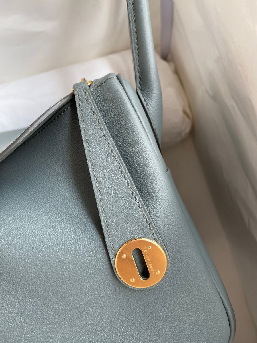Hermes Lindy 26 Handmade Bag In Vert Amande Evercolor Leather - Image 4