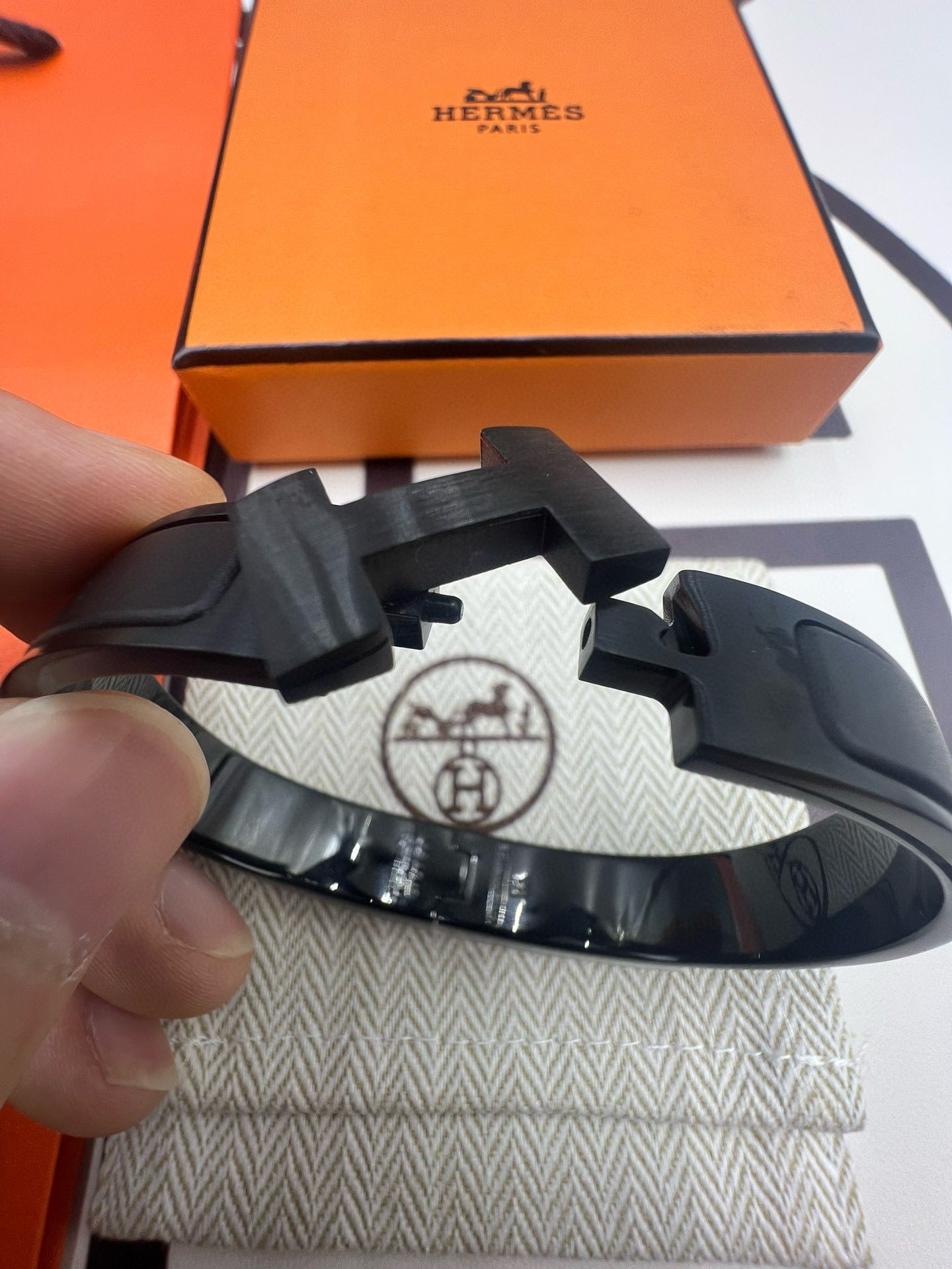 Hermes So Black Enamel Clic HH Bracelet - Image 8