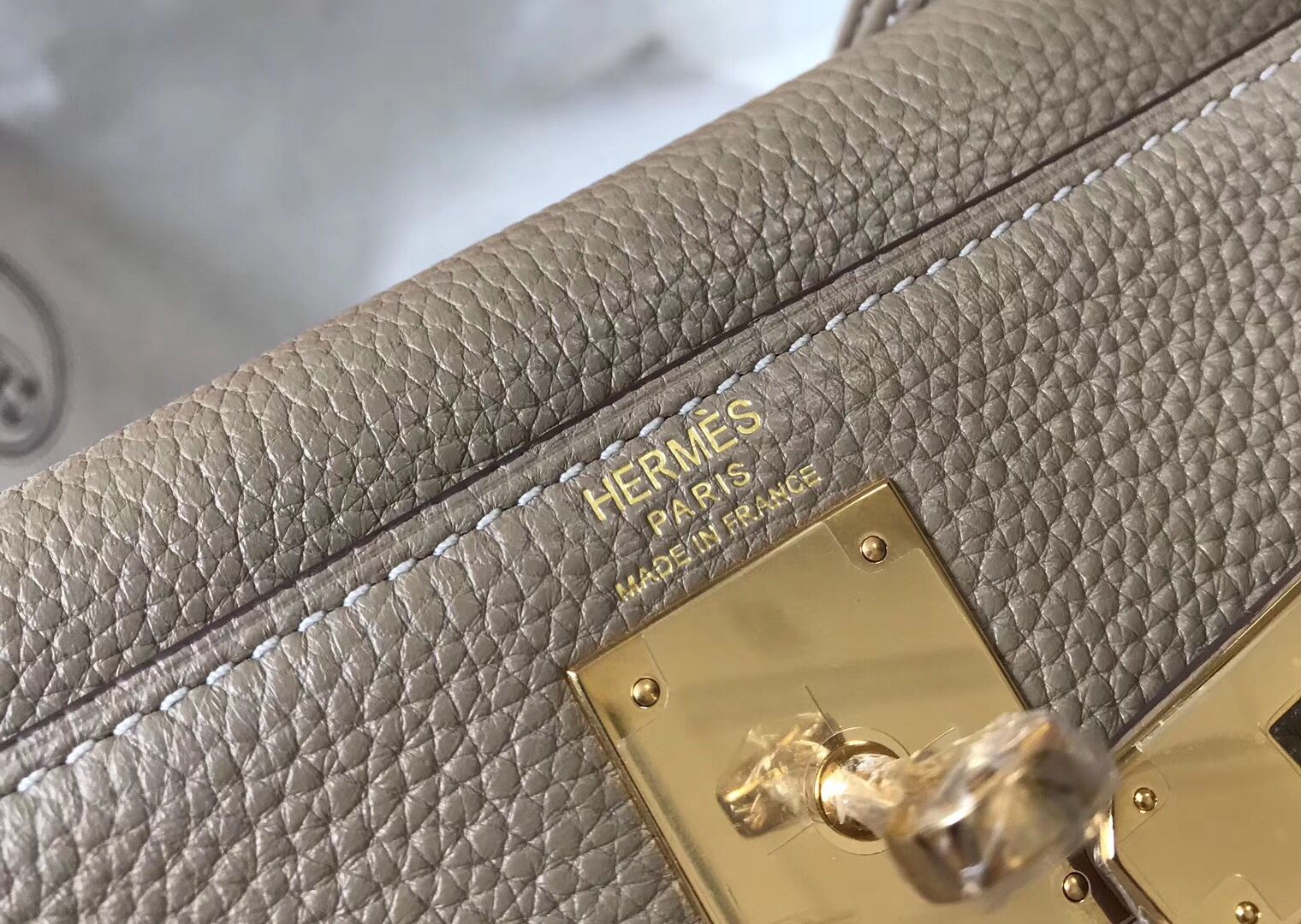 Hermes Kelly 28cm Bag In Gris Tourterelle Clemence Leather GHW - Image 6