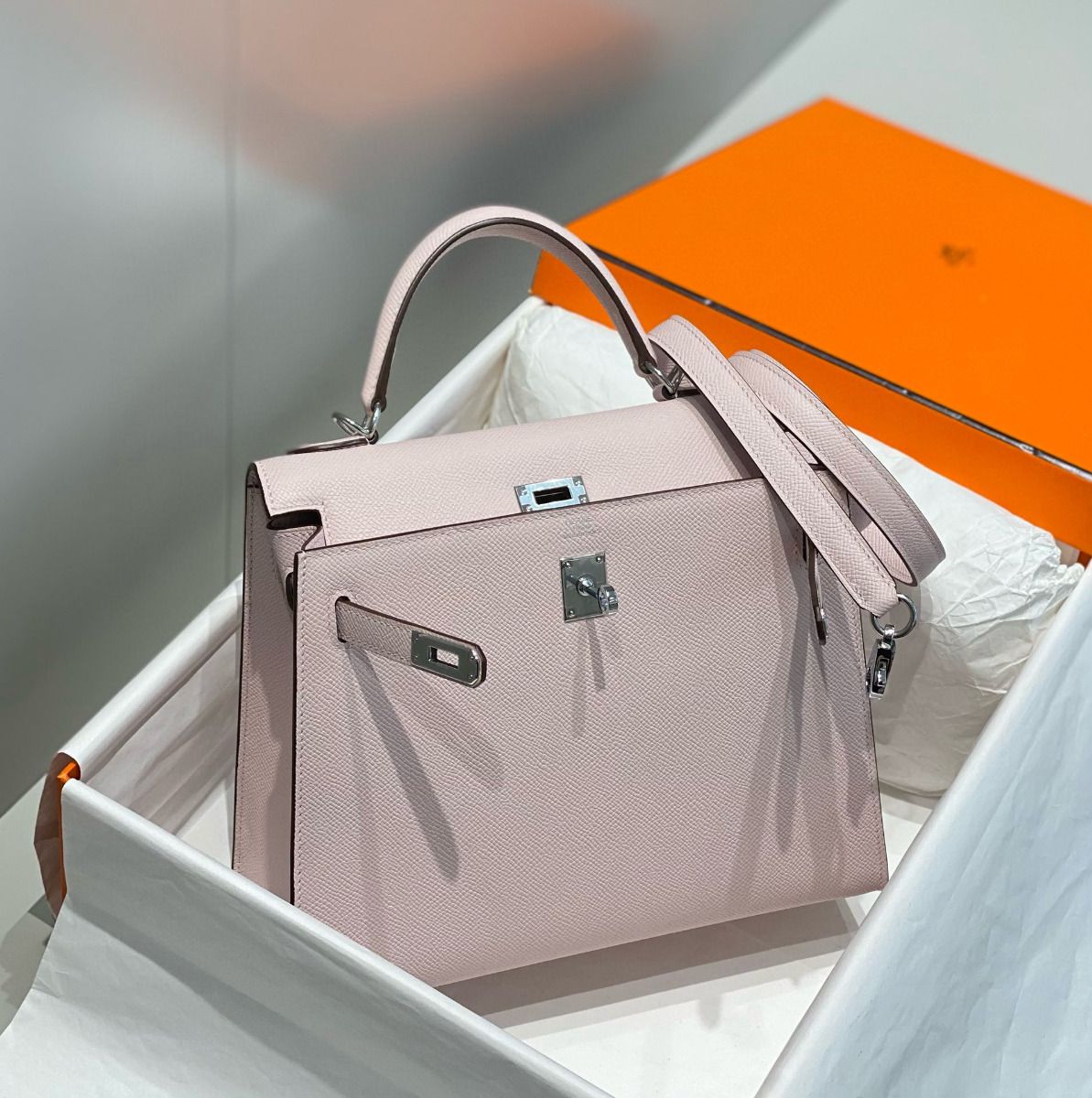 Hermes Kelly 28cm Bag In Mauve Pale Epsom Leather PHW - Image 4