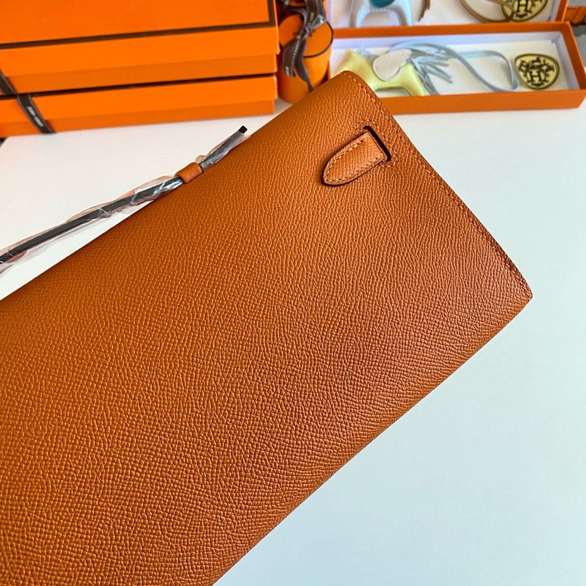 Hermes Kelly Cut Handmade Bag in Orange Epsom Calfskin - Image 4