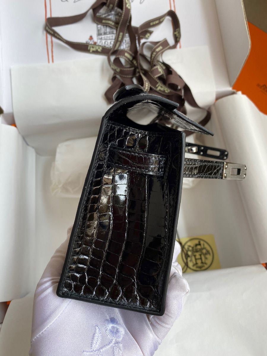 Hermes Kelly Pochette Handmade Bag In Black Shiny Alligator Leather - Image 8