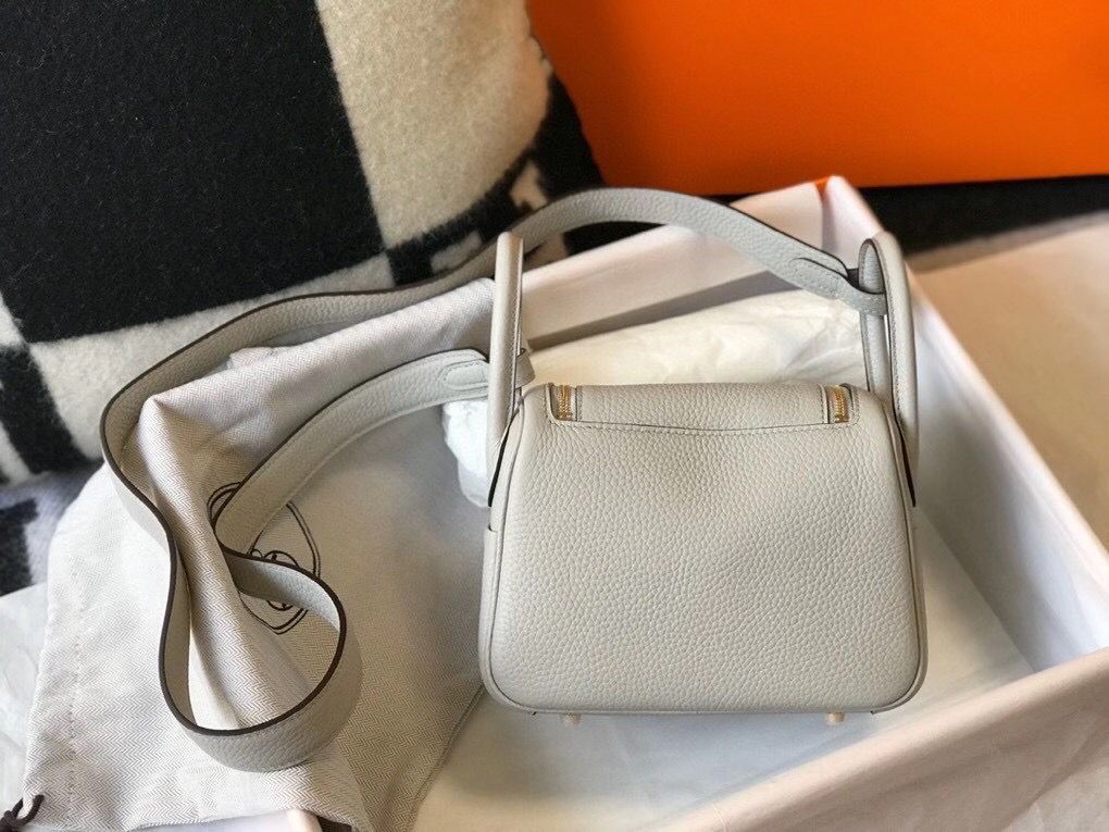 Hermes Lindy Mini Bag In Pearl Grey Clemence Leather GHW - Image 3