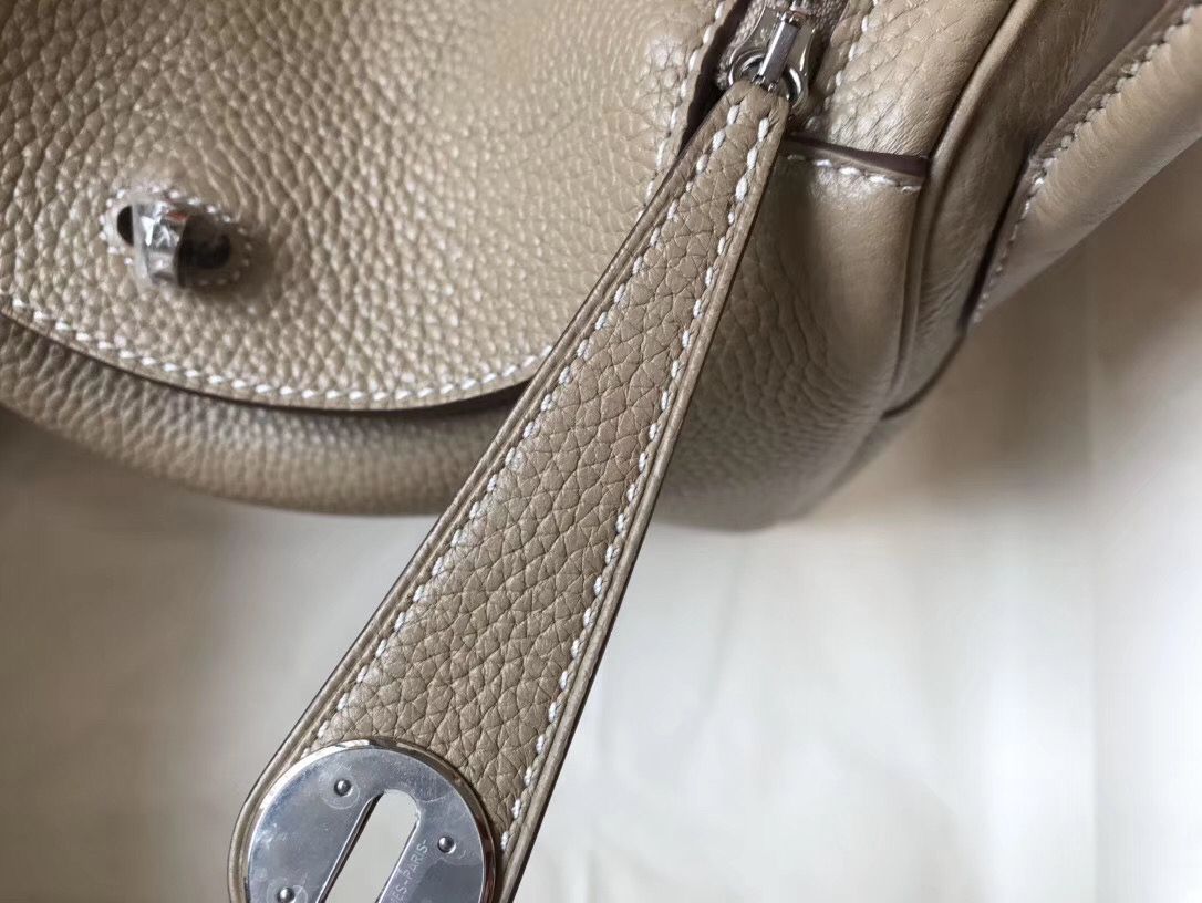 Hermes Lindy 26cm Bag In Gris Tourterelle Clemence Leather PHW - Image 6