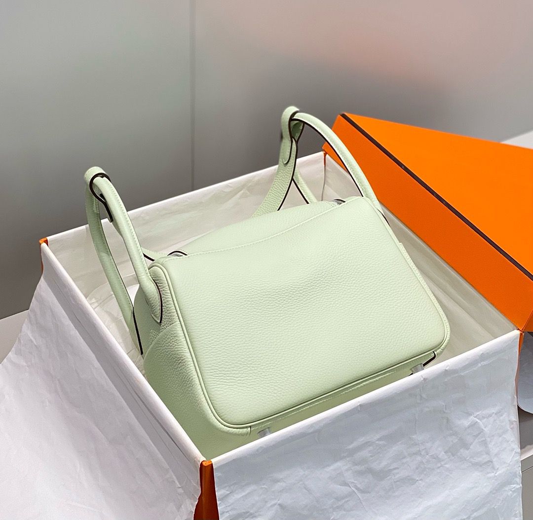 Hermes Lindy 26cm Bag In Vert Fizz Clemence Leather GHW - Image 3