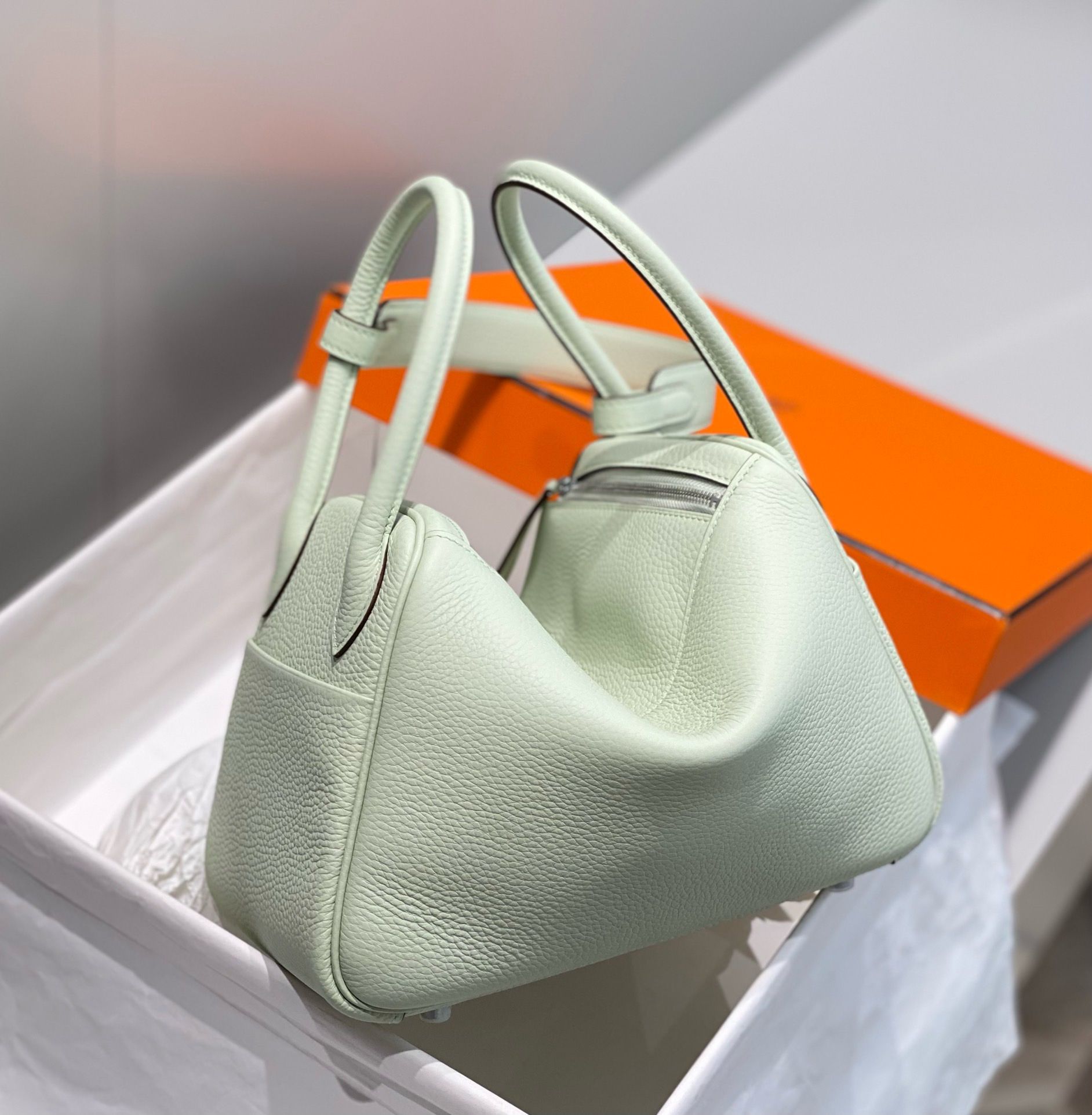 Hermes Lindy 26cm Bag In Vert Fizz Clemence Leather GHW - Image 5